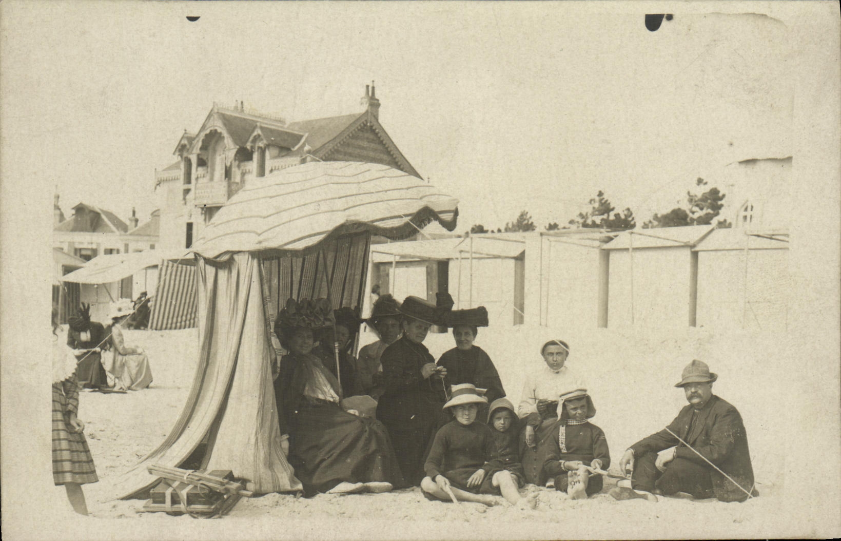 Famille et amis sur la plage — Alocet — Carte postale