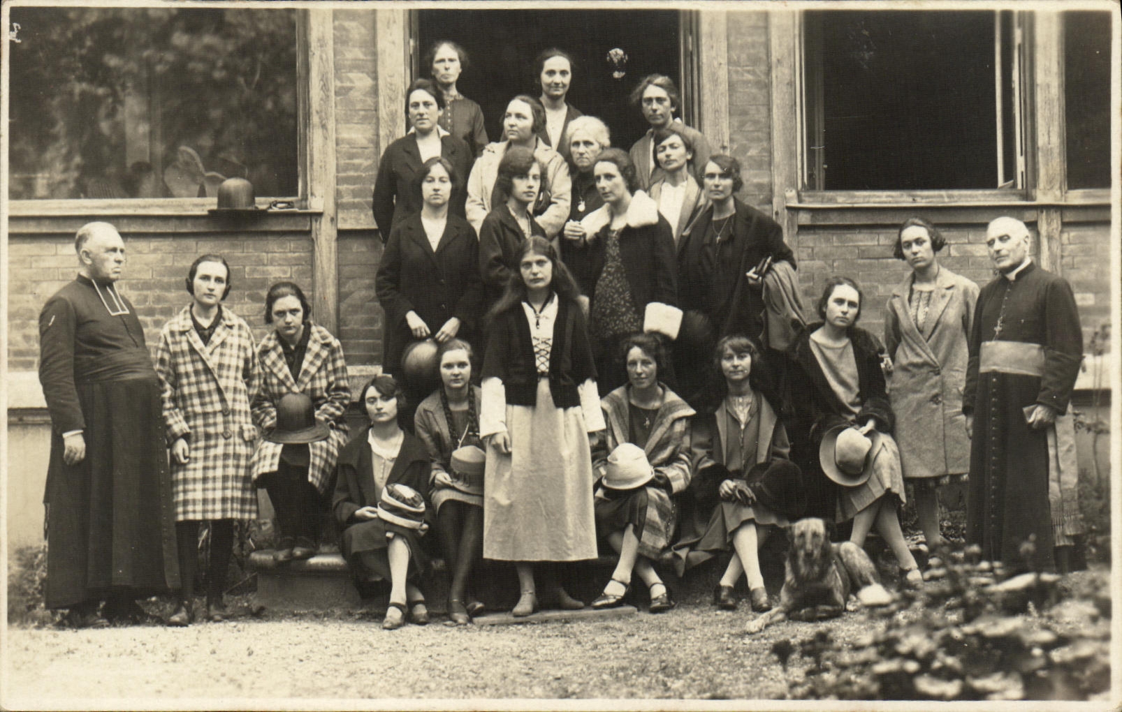 Groupe de femmes et religieux devant un bâtiment — Nama, septembre 1936 — Carte postale