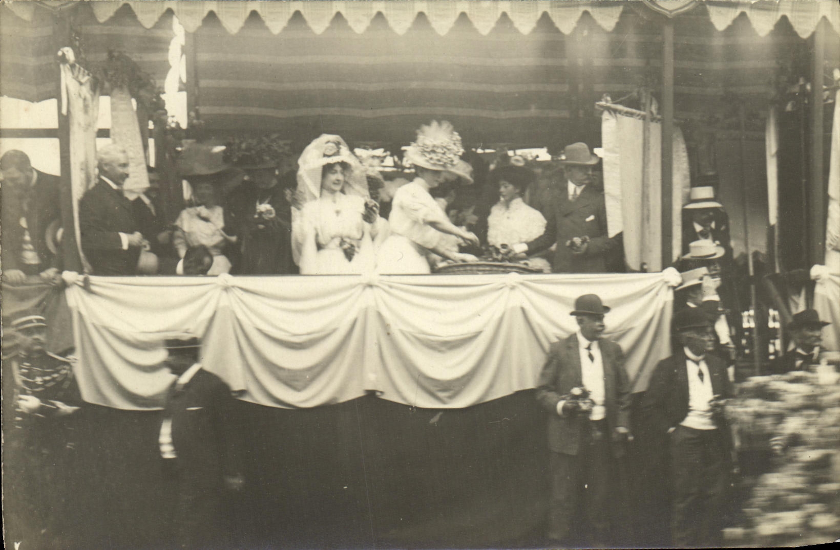 Fête ou bal — scène sur estrade décorée — éditeur Lamy, n° de série non visible