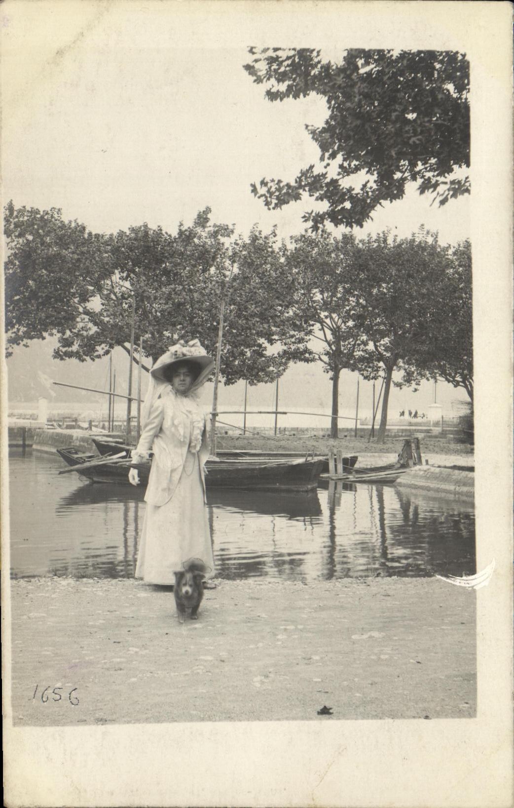 CARTE PHOTO Fantaisie Femme et son Chien 