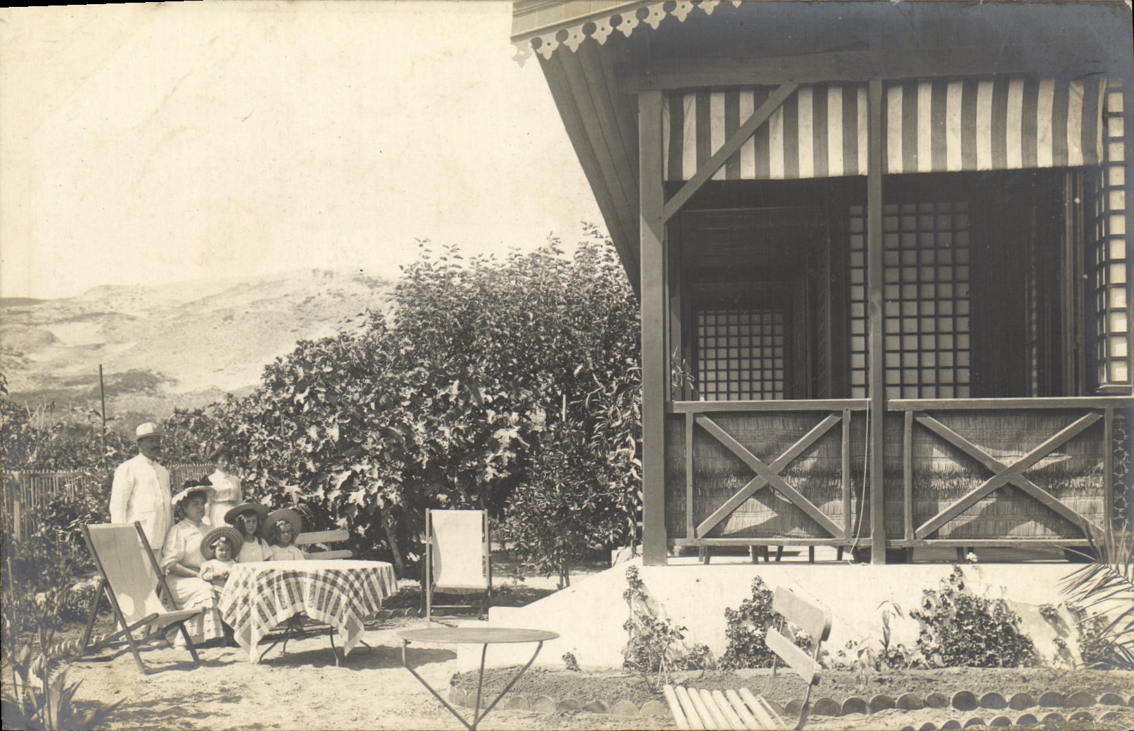 Familia en el jardín — vista de casa colonial — Foto Laurent, Bizez - Anverso