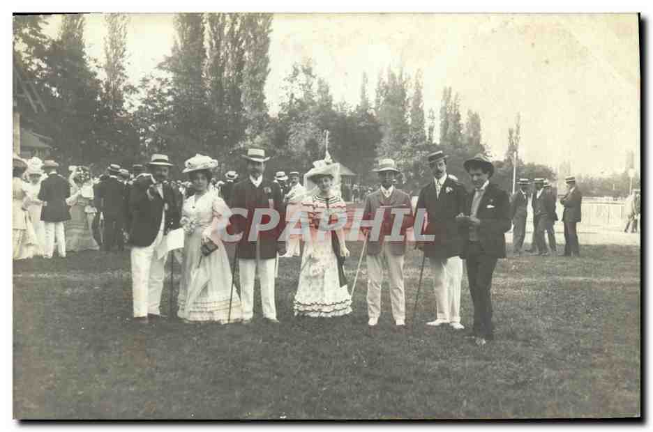 Groupe de personnes en tenue d'époque — parc ou jardin — R. Guillermont, Breslign et Cie, Paris