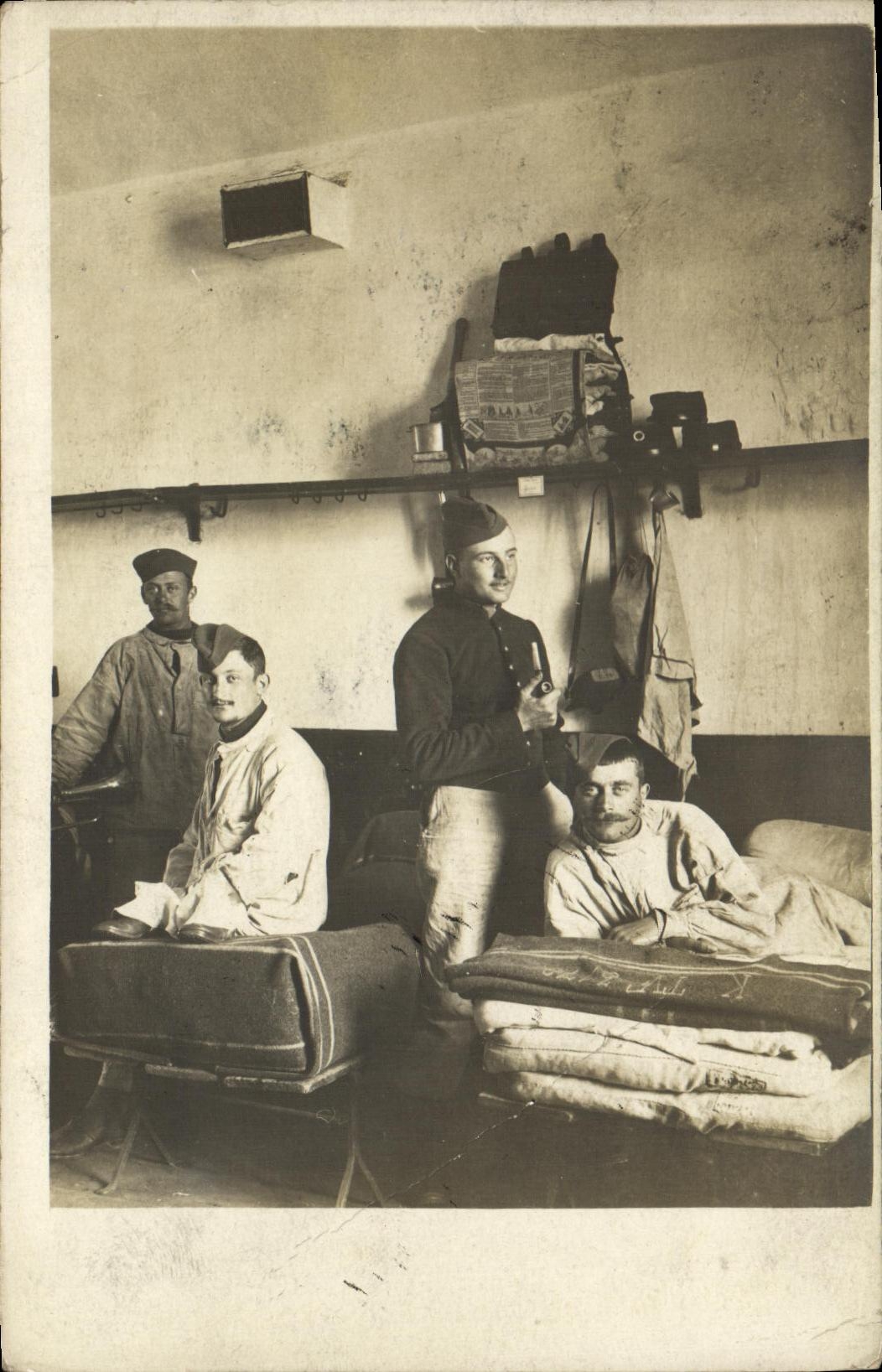 CARTE PHOTO Militaria Soldats Manche Chambree