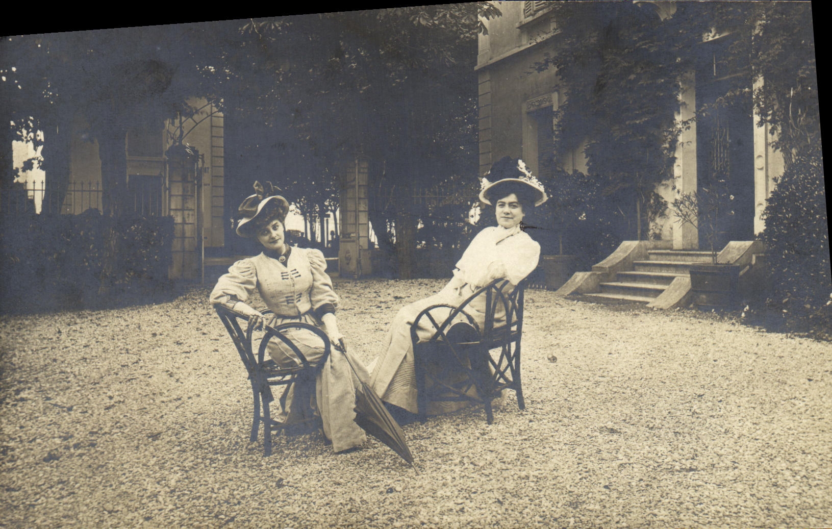 Deux femmes en jardin — devant maison — éditeur non visible