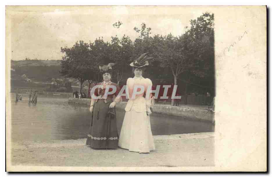 CARTE PHOTO femmes en tenue