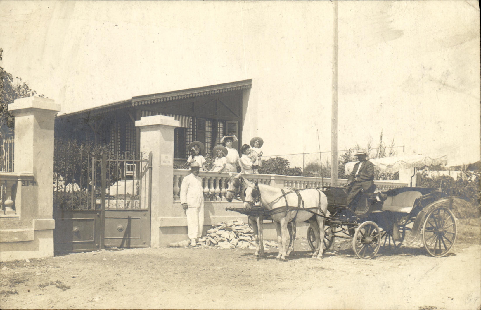 Groupe devant une maison avec calèche — Photo Laurent, Bizerte