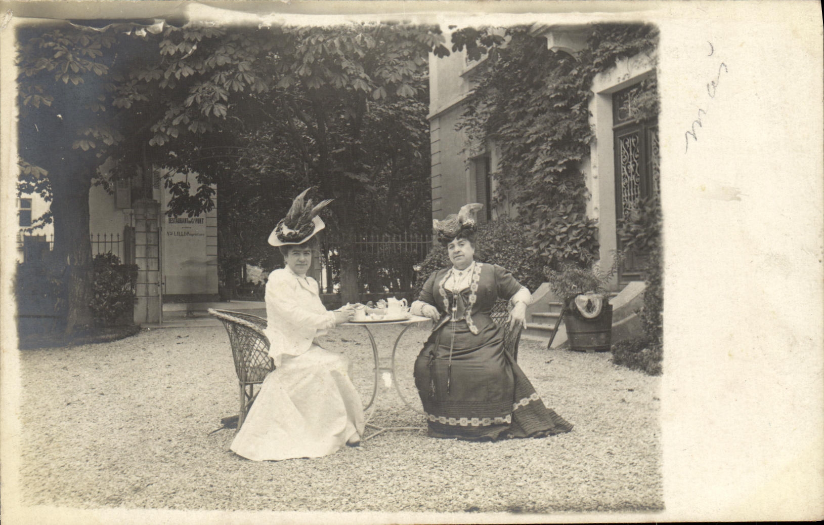 Dos damas en traje de la época — jardín de una casa — editor G. GILLARD & CIE, n° 103