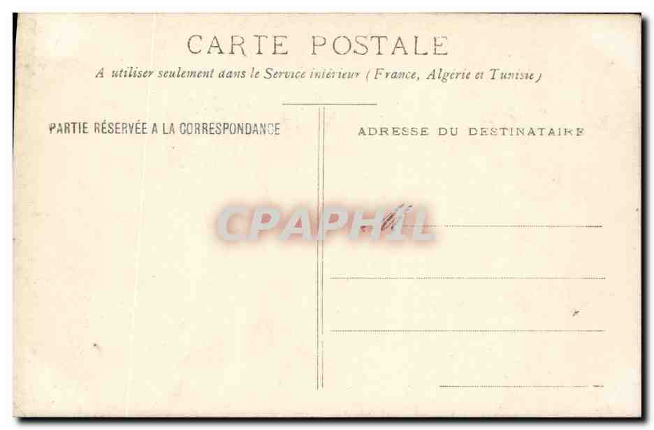 Trois personnes devant un bâtiment végétalisé — éditeur inconnu, n° de série non visible — Back