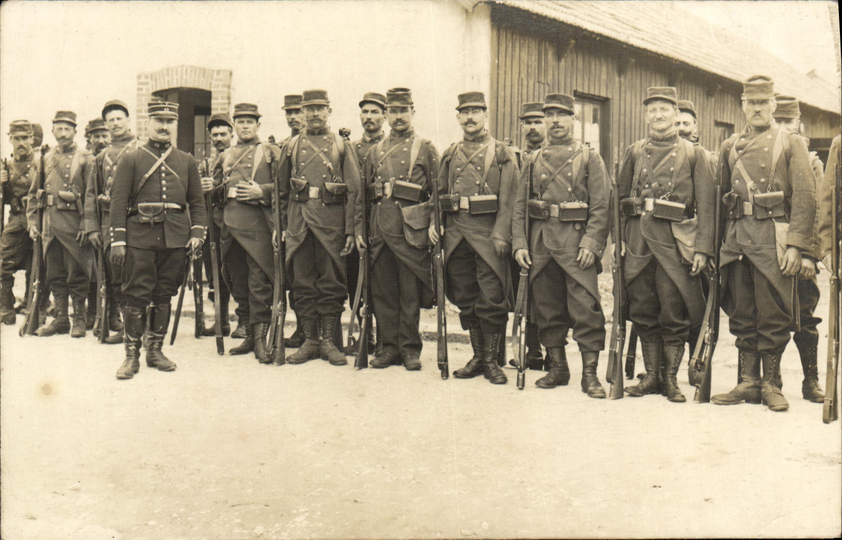 Soldats en tenue d'ordonnance — Boulgues — Photo RETY