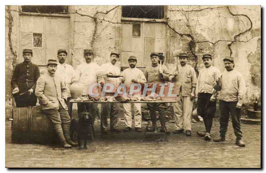 CARTE PHOTO Militaria Soldats A table 