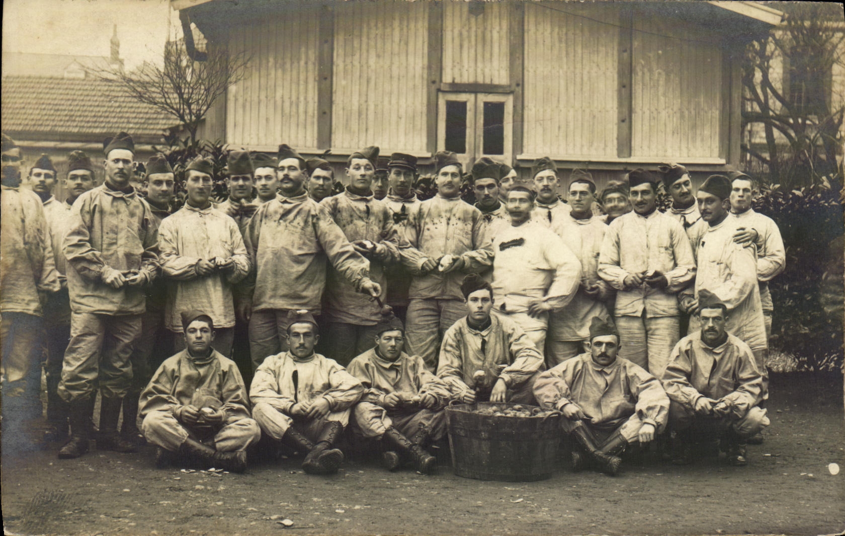 Équipe de pêcheurs — devant un bâtiment en bois — éditeur C. Belville, Port-en-Bessin