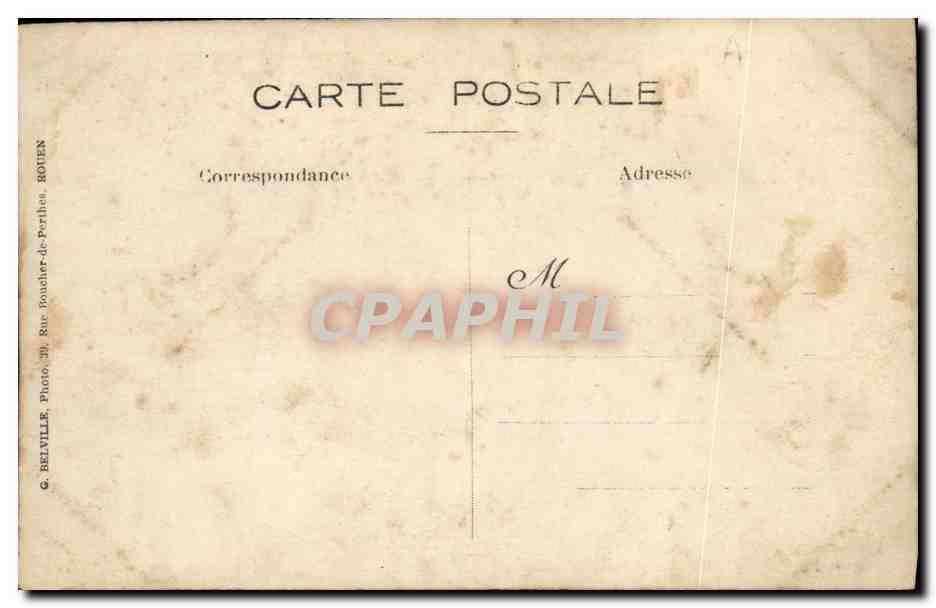 Équipe de pêcheurs — devant un bâtiment en bois — éditeur C. Belville, Port-en-Bessin — Reverso