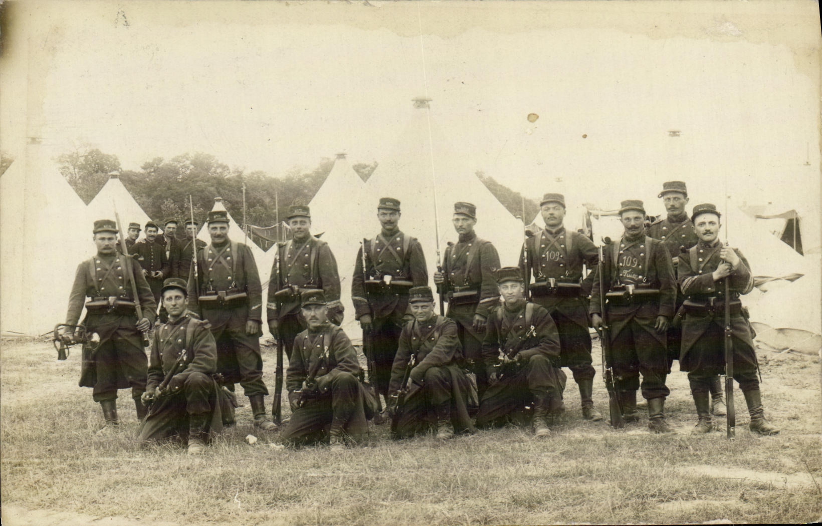 CARTE PHOTO Militaria Soldats numero 102 sur le col 
