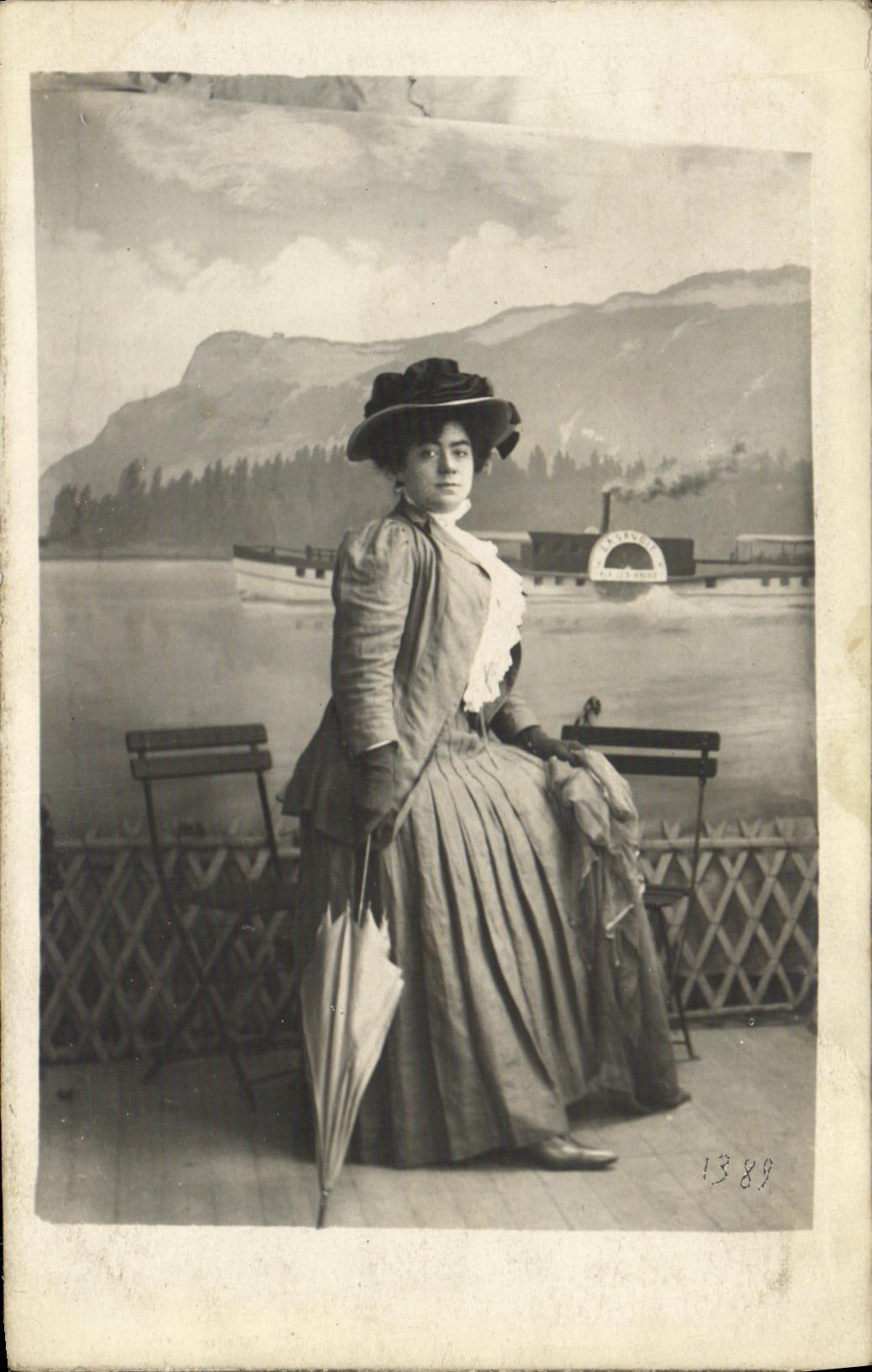 Frau in historischem Kleid — Seen- und Berglandschaft — Th. MORIVAL, Ax-les-Bains