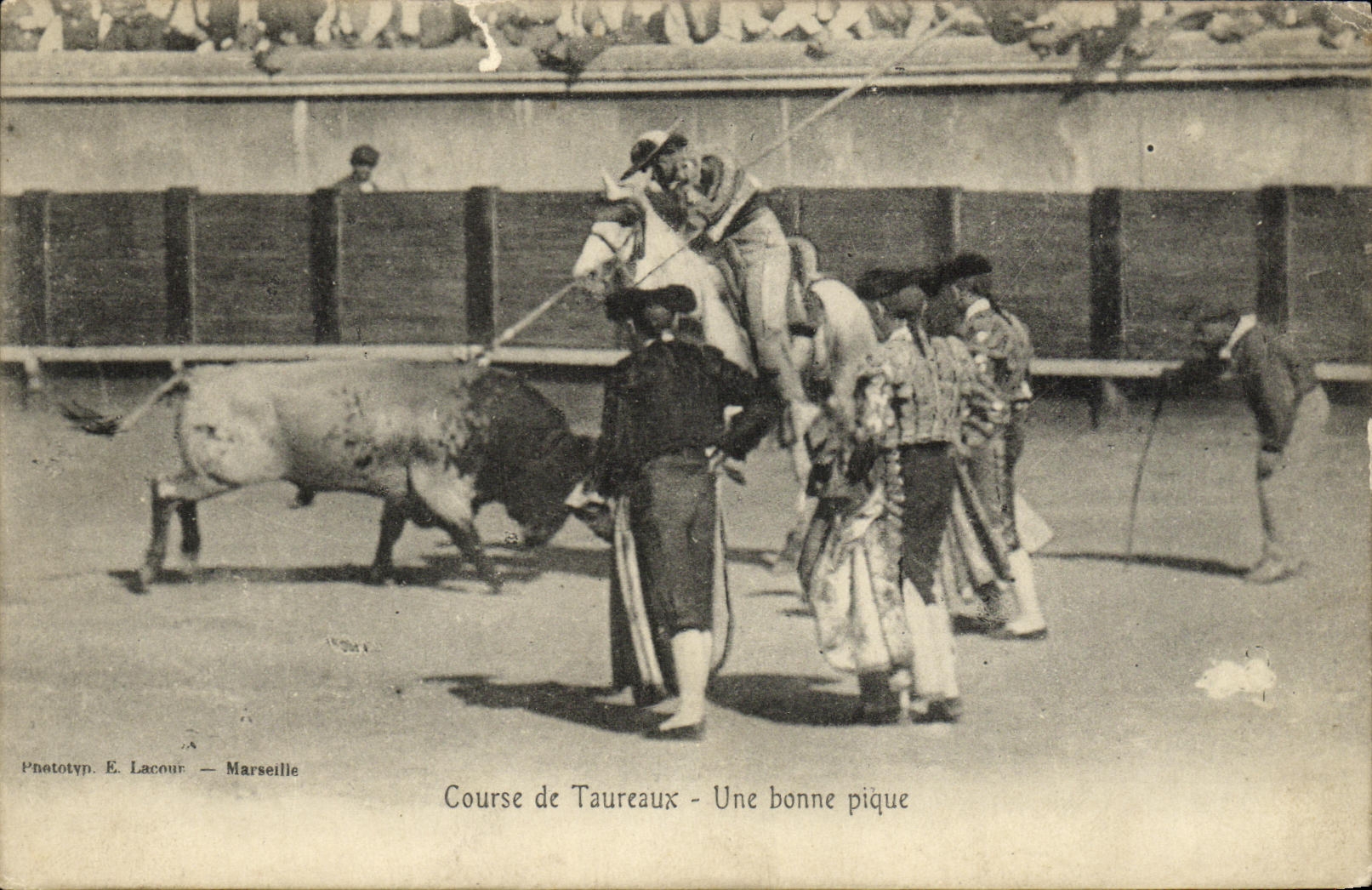 Course de Taureaux - Une bonne pique — Phototyp. E. Lacour — Marseille