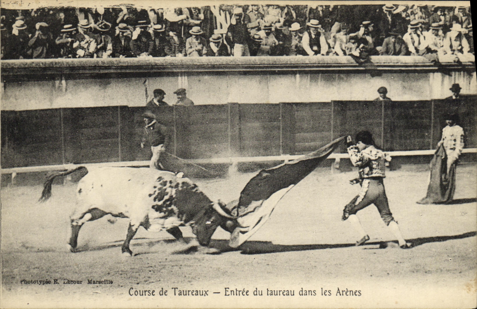 Course de Taureaux — Entrée du taureau dans les Arènes — Phototypie E. Lâcour Marseille