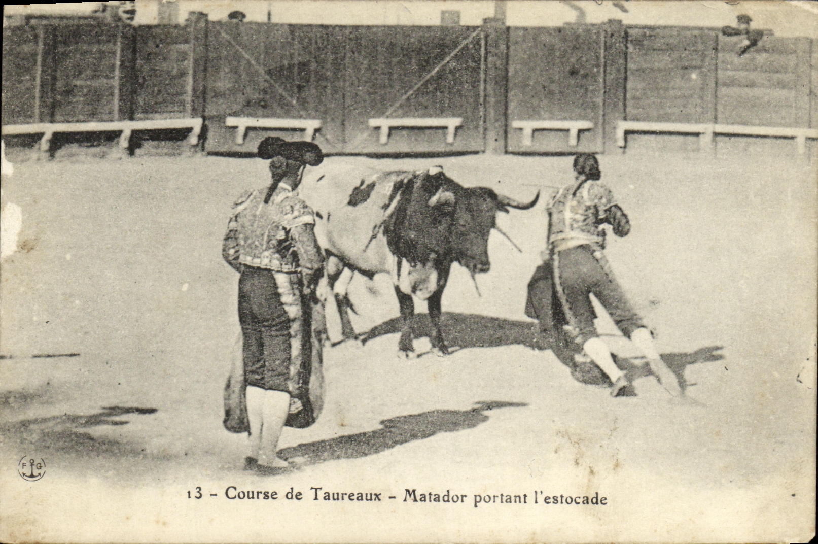 Course de Taureaux - Matador portant l'estocade — série 13, éditeur F.G. (logo ancre)