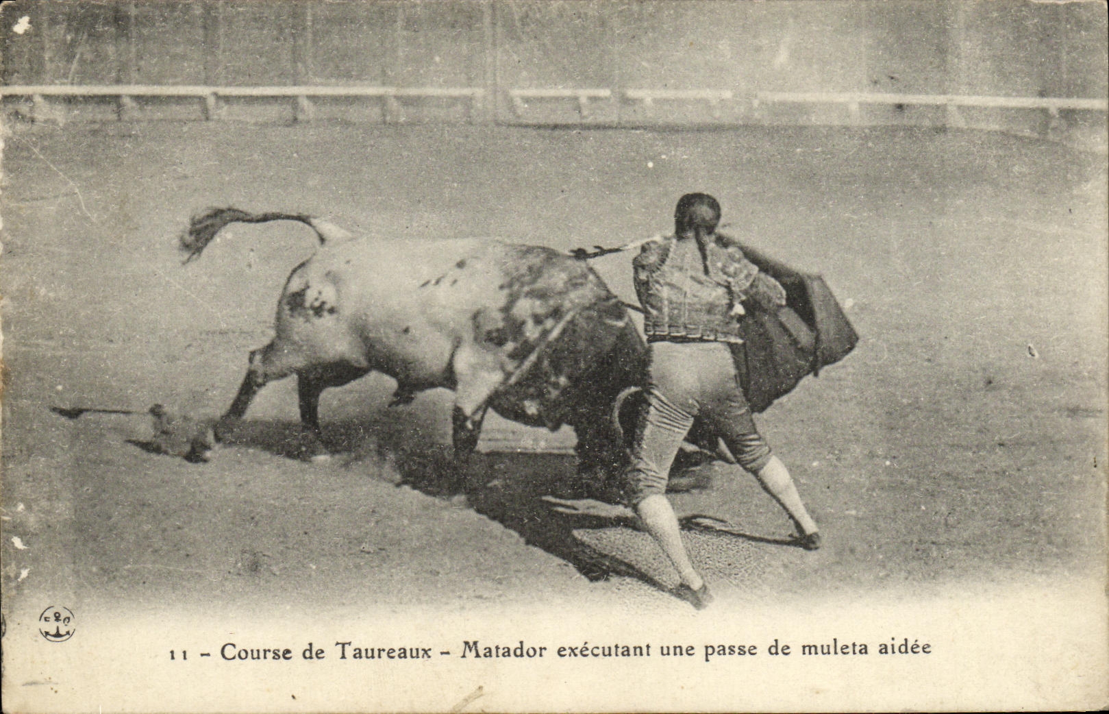 Course de Taureaux — Matador exécutant une passe de muleta aidée — Éditeur non identifié, n° de série 11