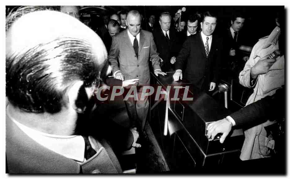 Photo George Pompidou prenant le Metro parisien Paris President de la Republique