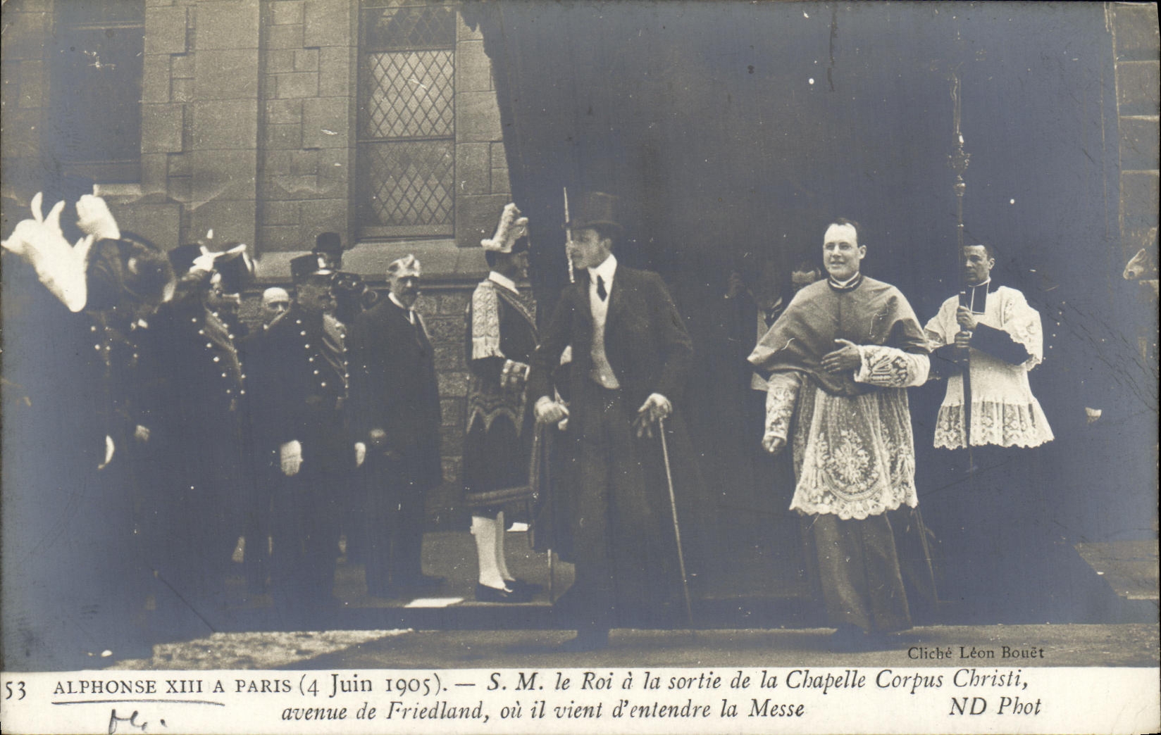 Alphonse XIII à Paris — 4 juin 1905 — sortie de la Chapelle Corpus Christi, avenue de Friedland — Cliché Léon Bouët
