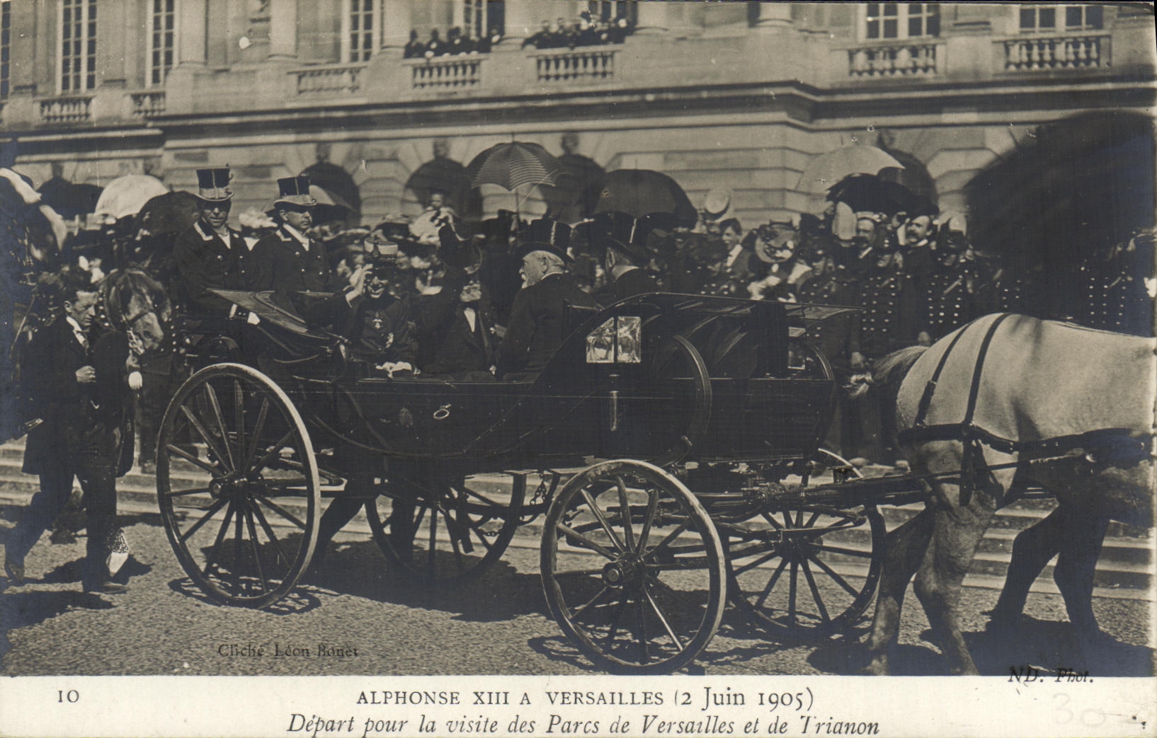 Alphonse XIII à Versailles — Départ pour la visite des Parcs de Versailles et de Trianon — Cliché Léon Bouget
