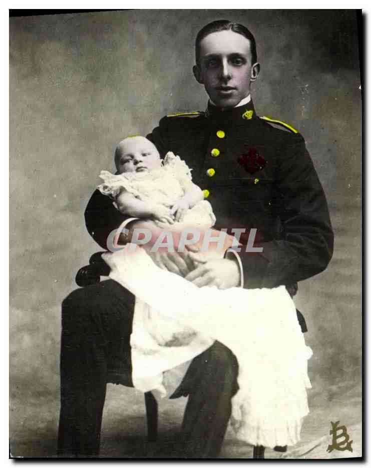 Soldat en uniforme tenant un bébé — Família Real, n° 27
