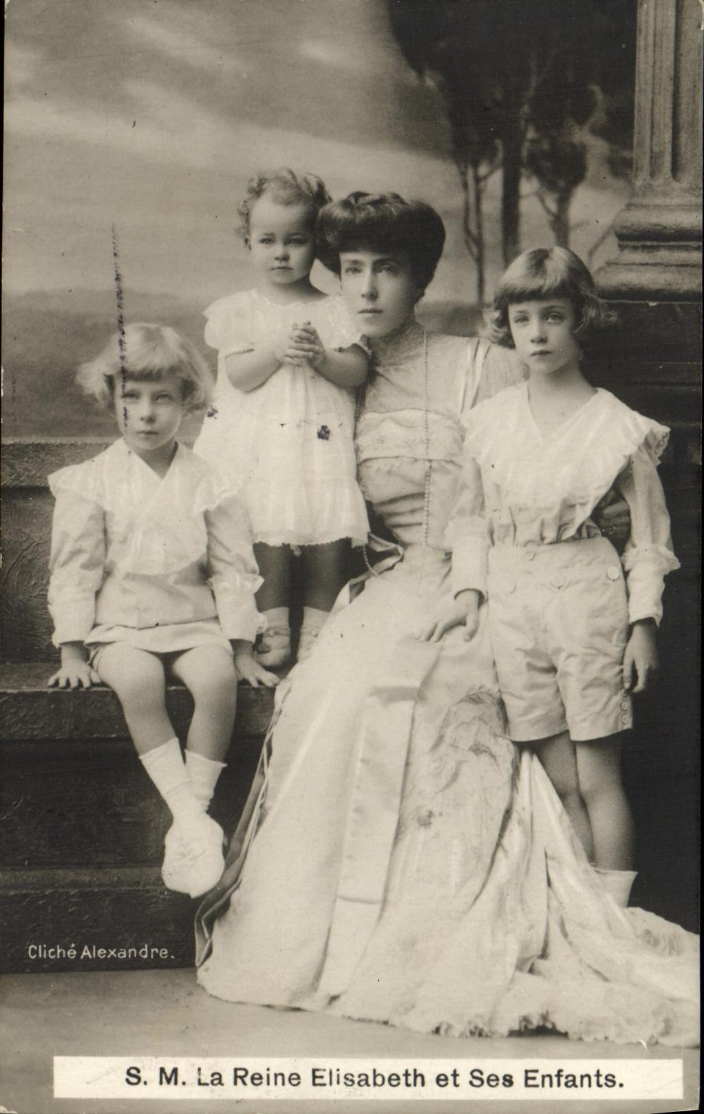 S.M. La Reine Elisabeth et Ses Enfants — Cliché Alexandre — No. 142 H. M. Dobrecourt, Bruxelles