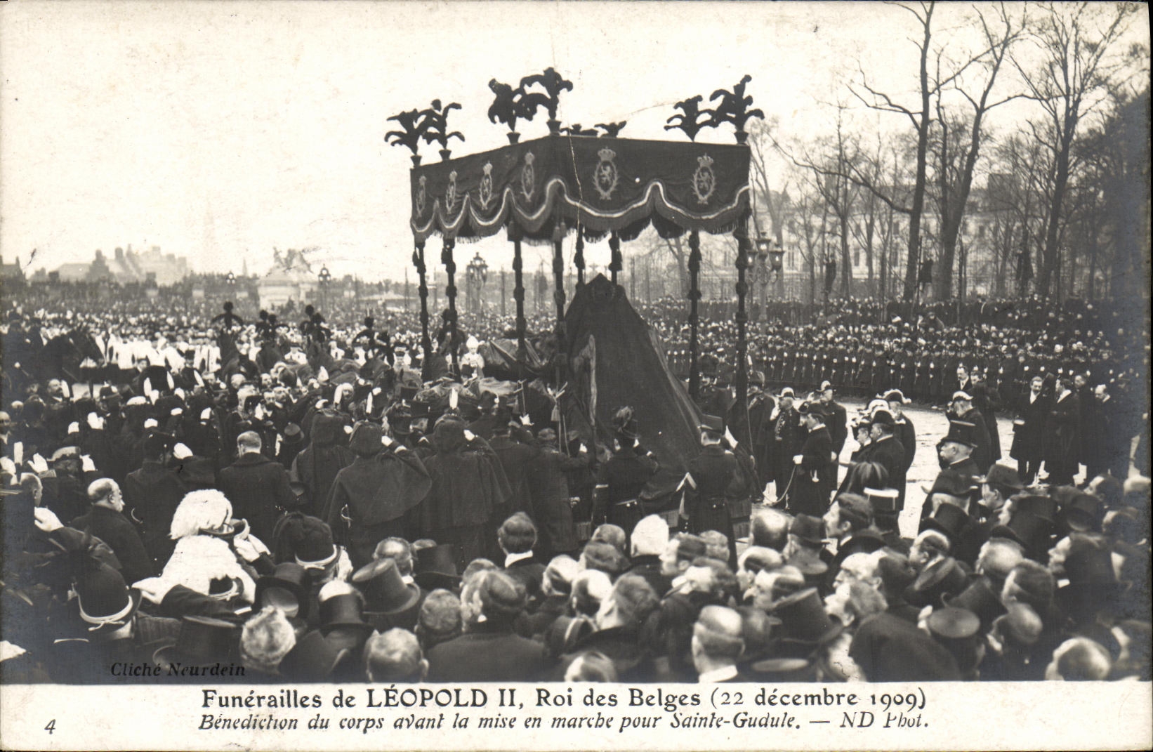 Funérailles de LÉOPOLD II, Roi des Belges — Bénédiction du corps avant la mise en marche pour Sainte-Gudule — Cliché Neurdein, n°4
