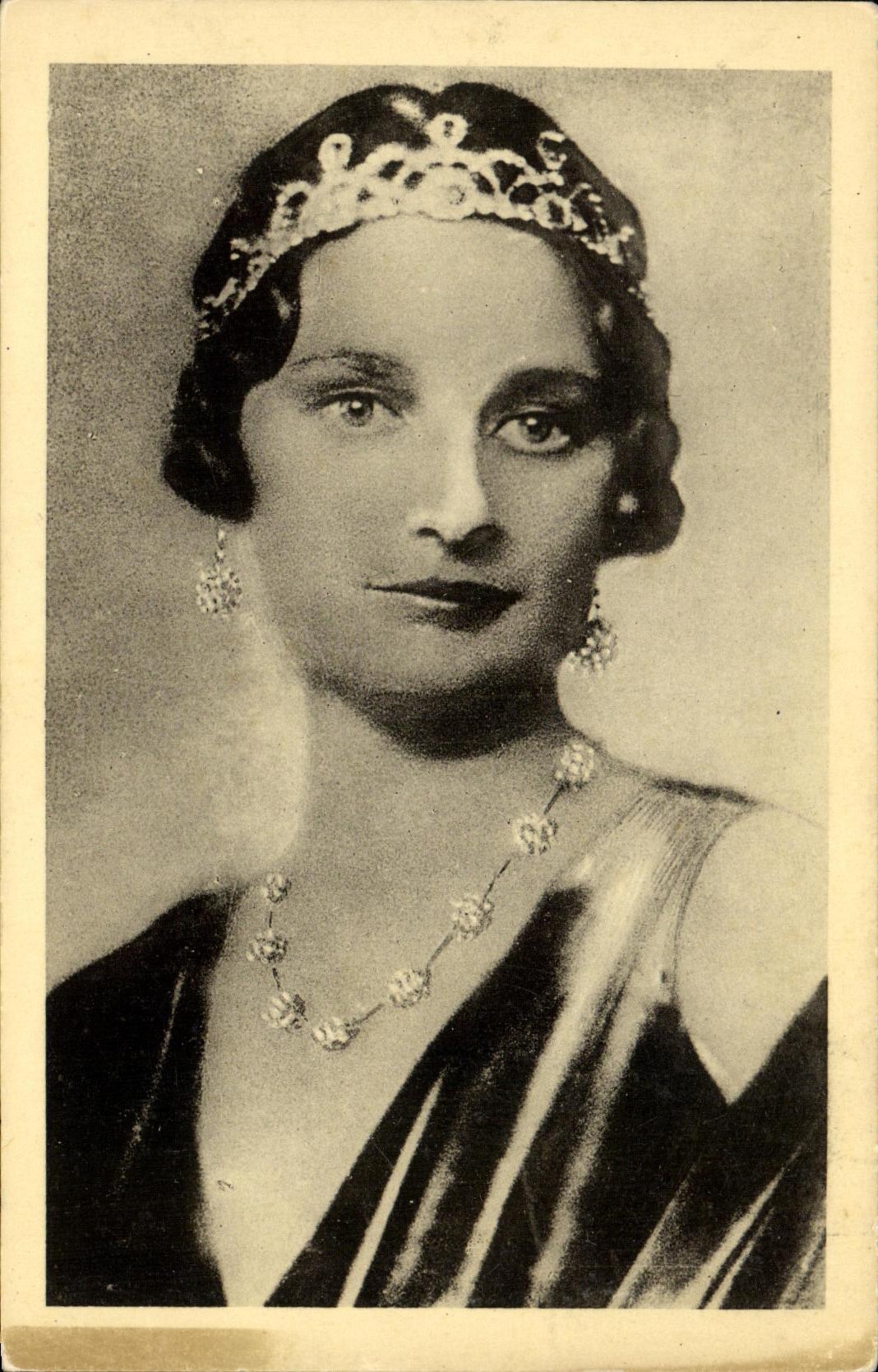 Reine Astrid de Belgique — portrait officiel — éditeur non visible