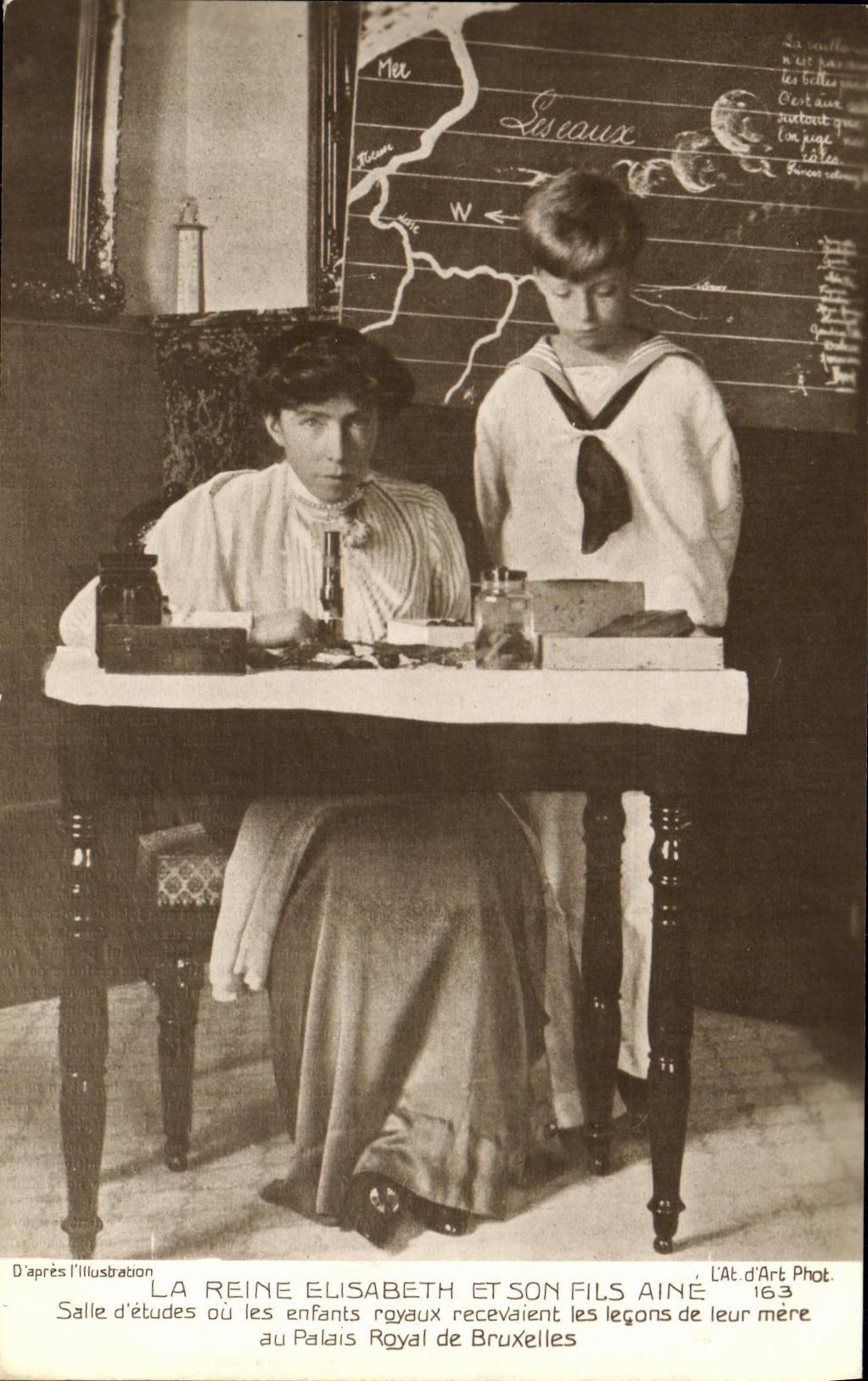 La Reine Elisabeth et son fils aîné — Salle d'études au Palais Royal de Bruxelles — L'Art d'Art Phot. n°163