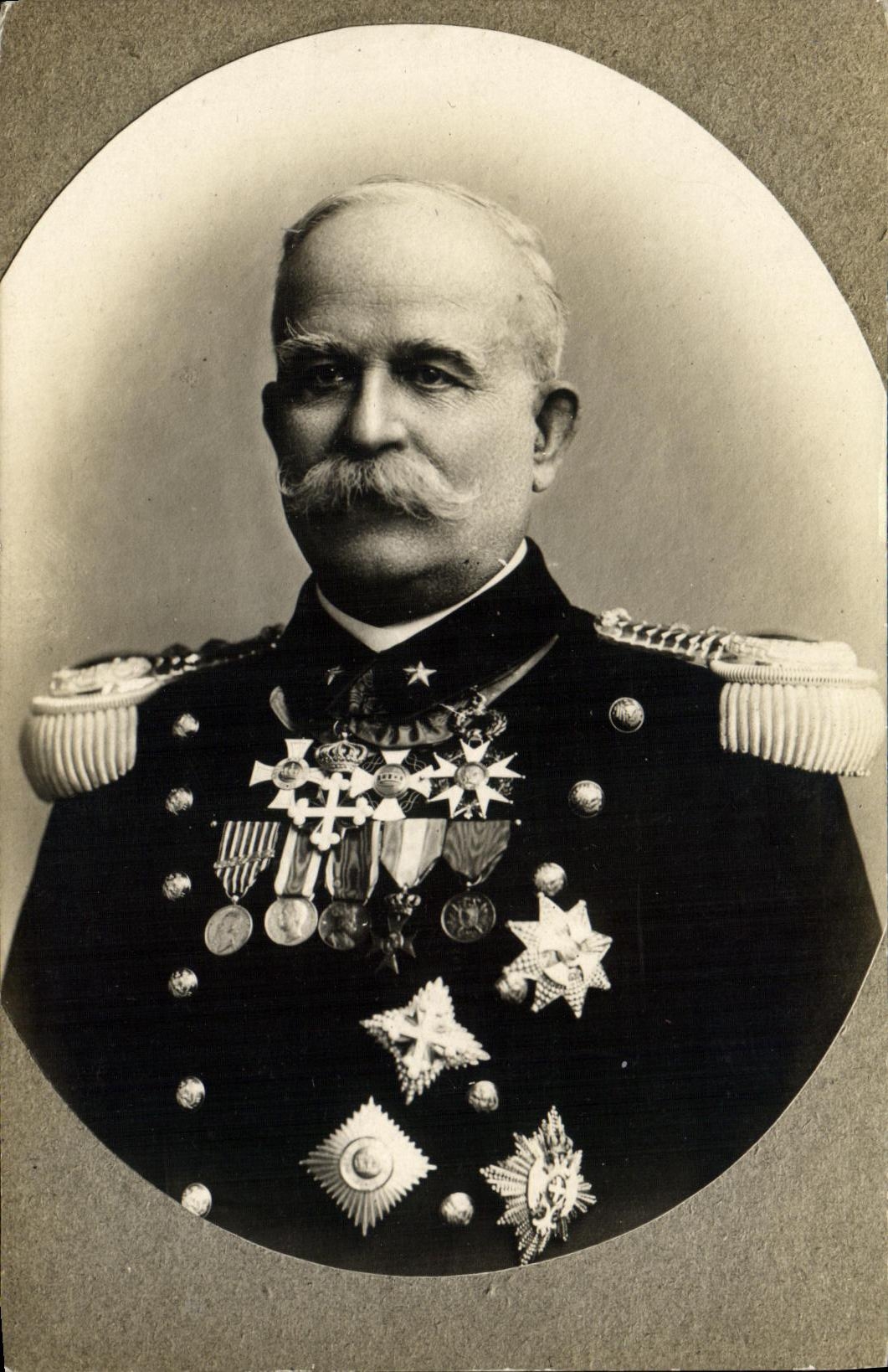Portrait d'un officier militaire décoré — Tensi