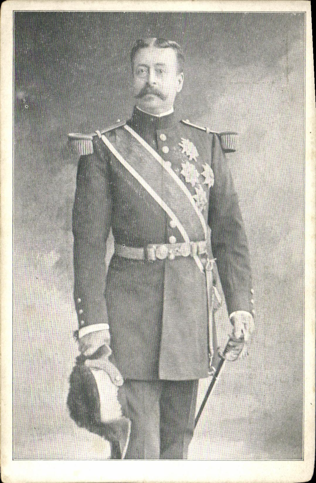 Officier en uniforme — décorations et épée — éditeur CPAPHIL