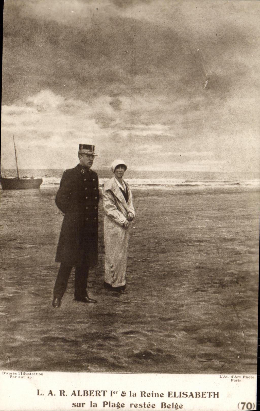 L.A.R. ALBERT Ier & la Reine ELISABETH sur la Plage restée Belge — L.A.T. d'Art Photo, Paris (70)