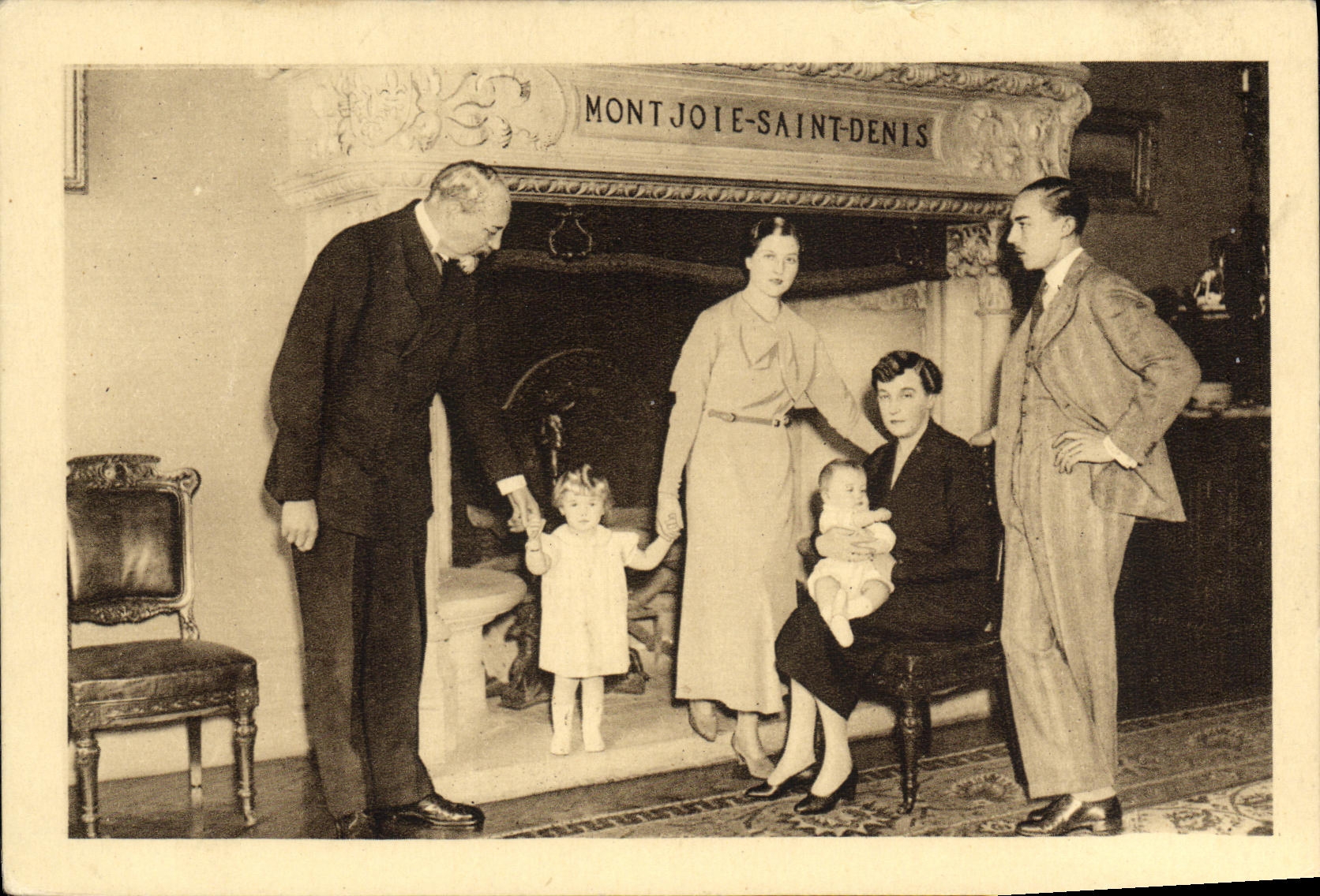 Groupe familial au Manoir de Montjoie-Saint-Denis — éditeur K. Weyl, Paris, n° H.14