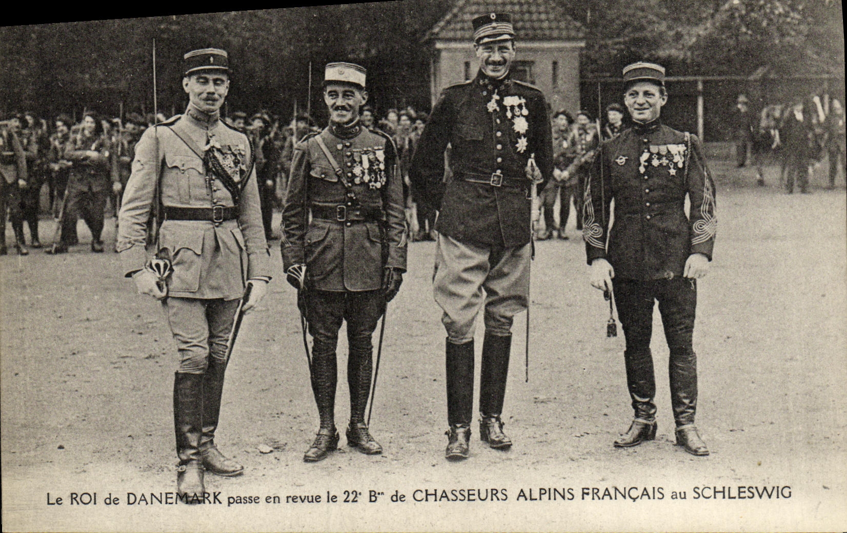 Le ROI de DANEMARK passe en revue le 22° B° de CHASSEURS ALPINS FRANÇAIS au SCHLESWIG — éditeur CPAPHIL, n° 103787