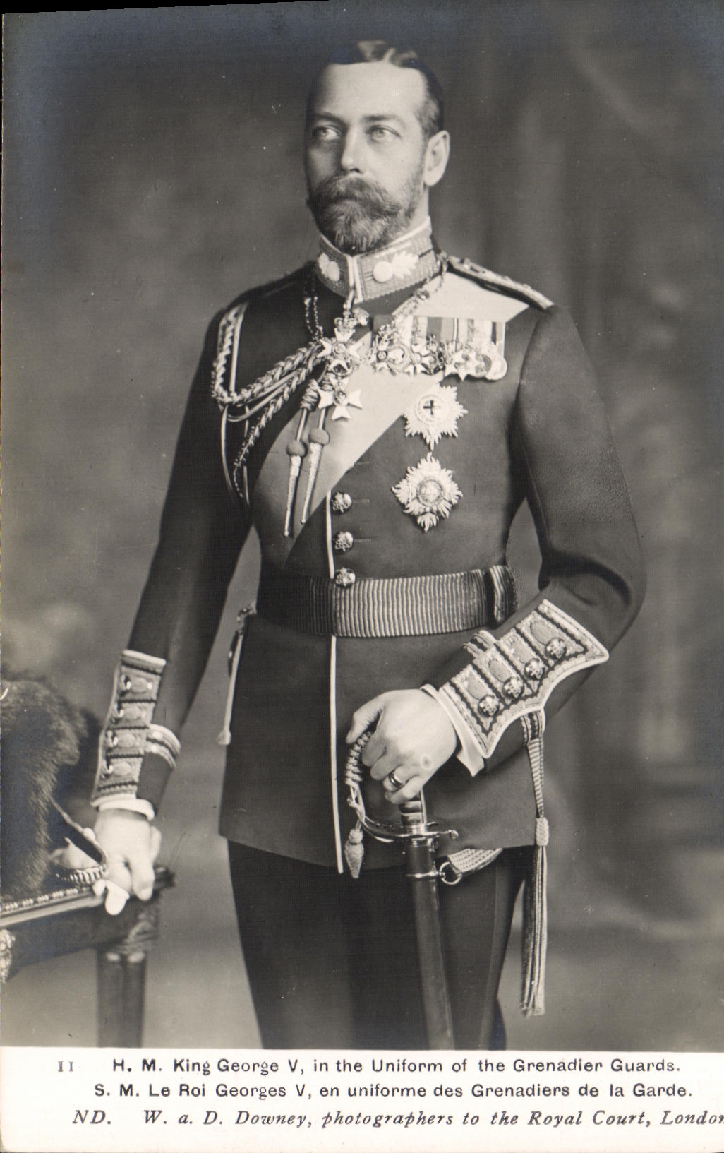 S.M. Le Roi Georges V, en uniforme des Grenadiers de la Garde — W. a. D. Downey, photographes à la Royal Court, Londres — n° 11