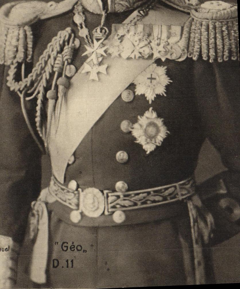 Détail d'un uniforme militaire orné de décorations — éditeur 'Géo.' n° D.11