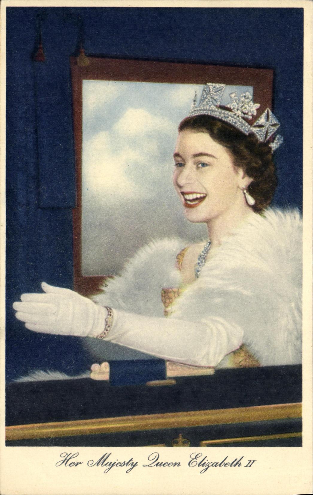 Queen Elizabeth II — en couronne et fourrure — Tuck's Post Card