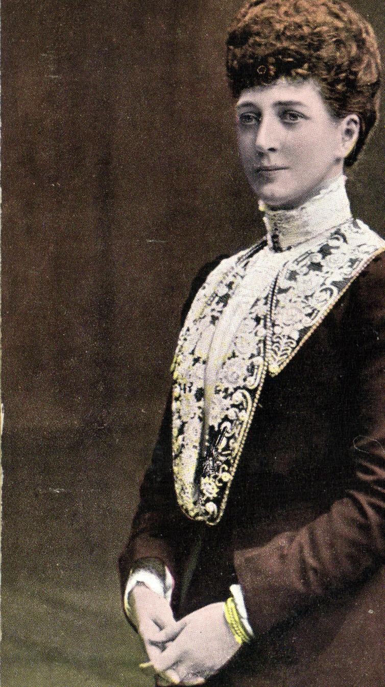 Portrait d'une femme en costume — 'National' Series — imprimée en Grande-Bretagne