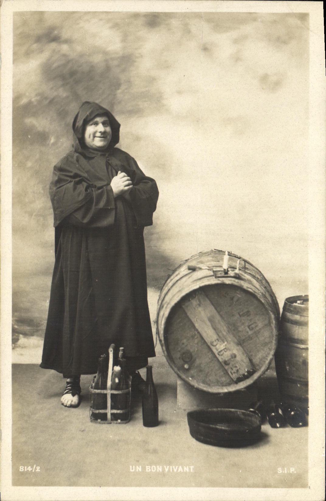 CPA Fantaisie Homme Un bon vivant Pretre Vin Alcool