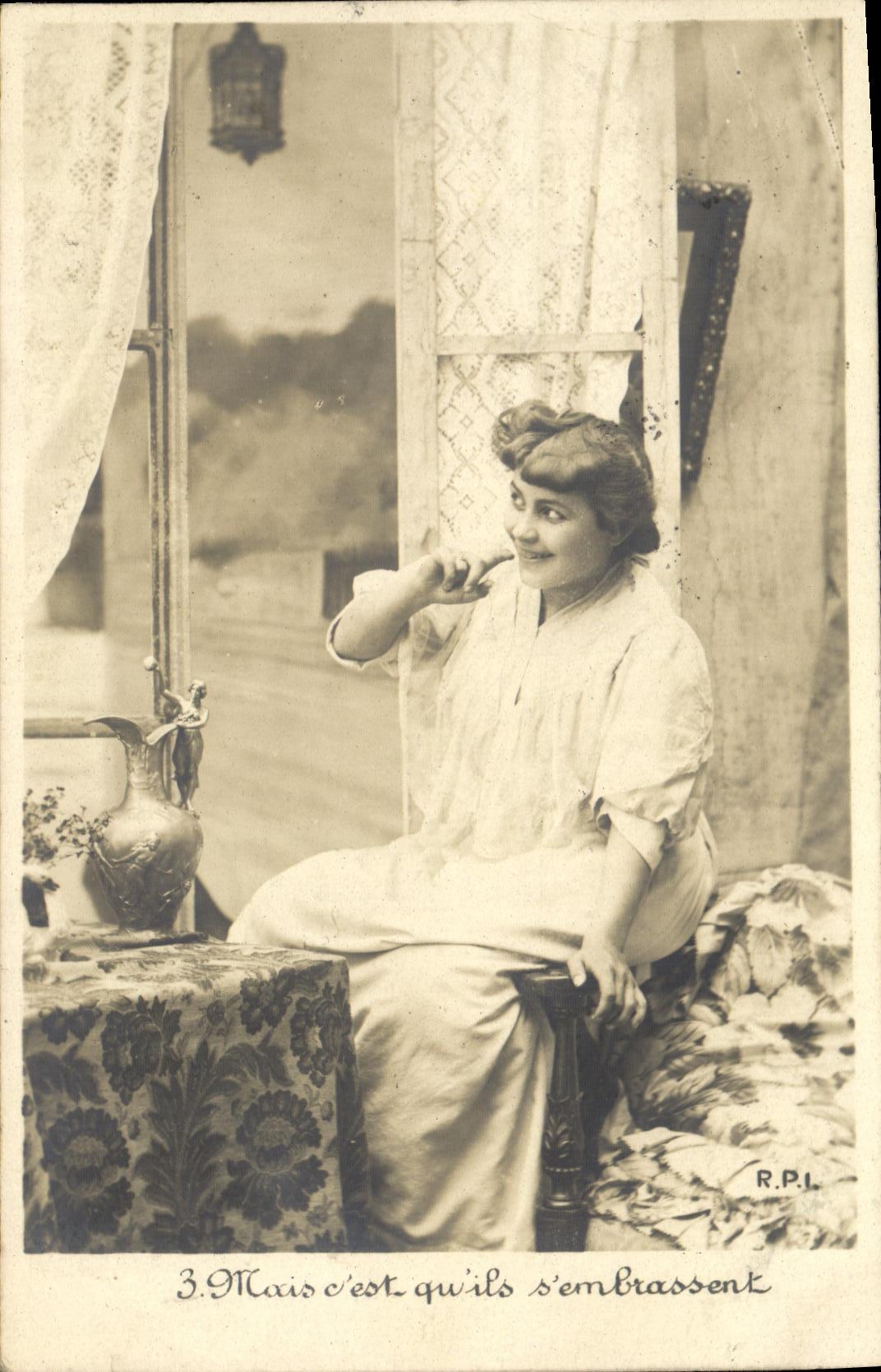 Frau, die an einem Fenster sitzt — Theater-Szene — R.P.I. Nummer 39