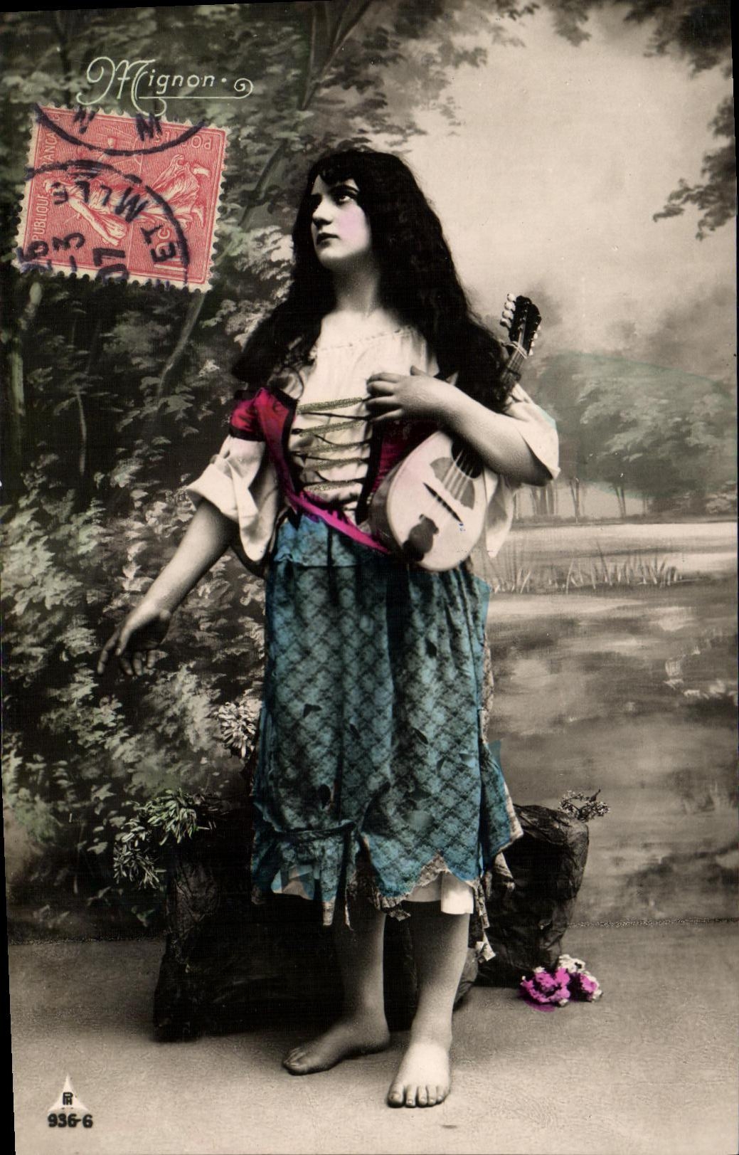 Femme en robe bleue tenant une mandoline — Mignon, n° 936-6