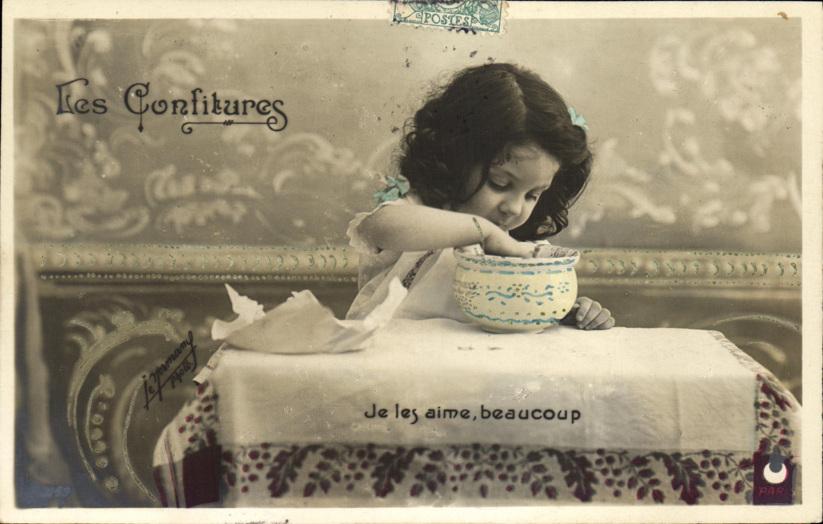 Fille goûtant des confitures — Je les aime, beaucoup — Je Yormamg Photo, Paris