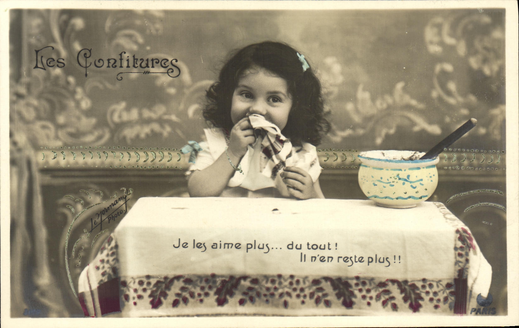 Kleine Mädchen vor einem Marmeladenglas — Le Jonnannam Photo — Paris
