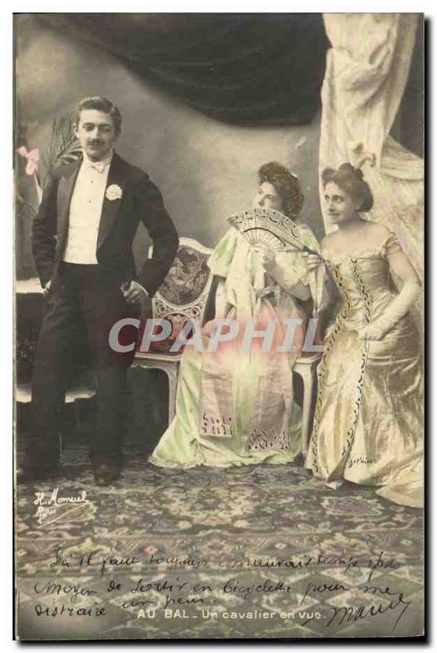 CPA Fantaisie Femmes Au bal Un cavalier en vue