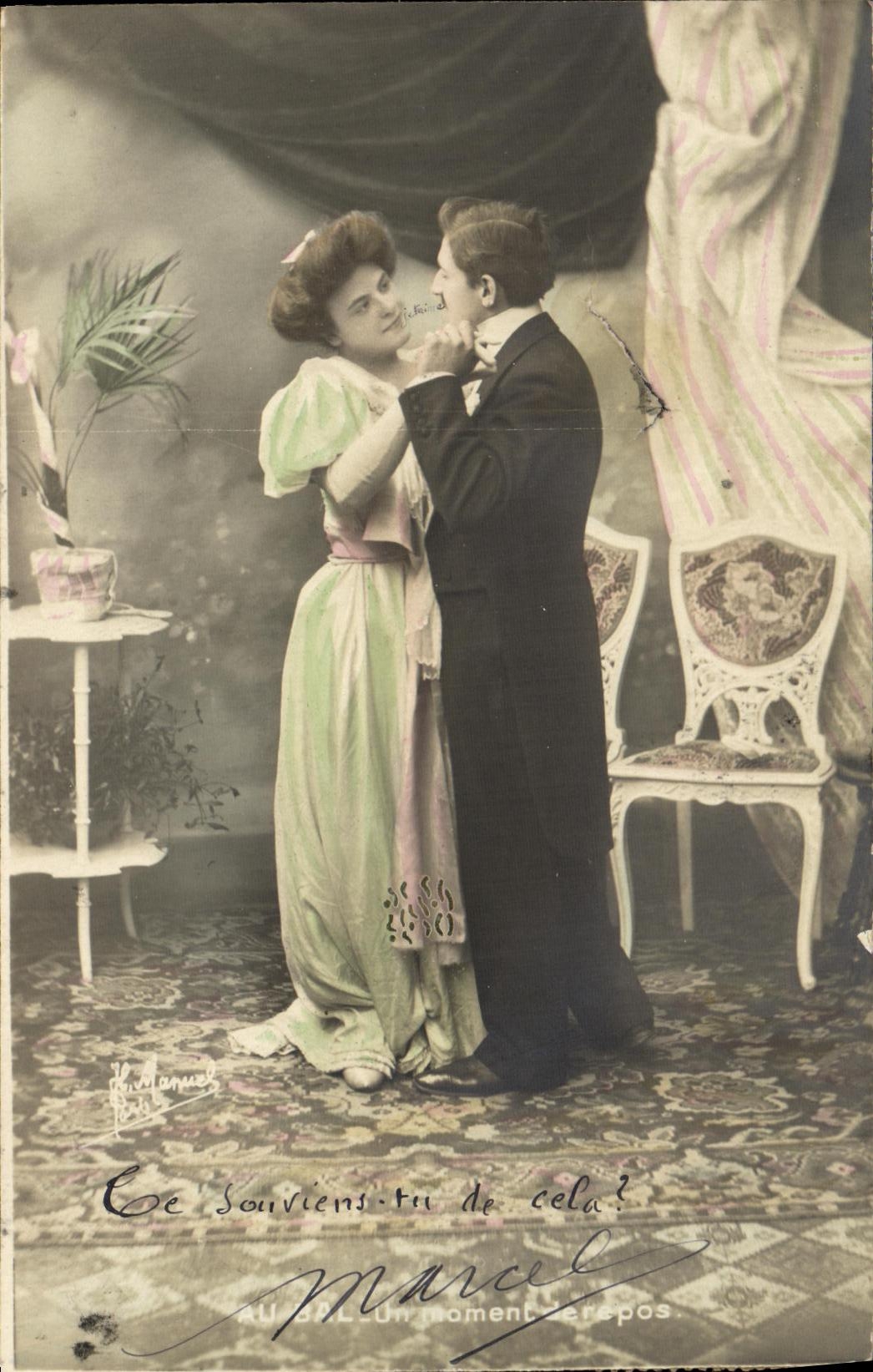 CPA Fantaisie Femmes Au bal 