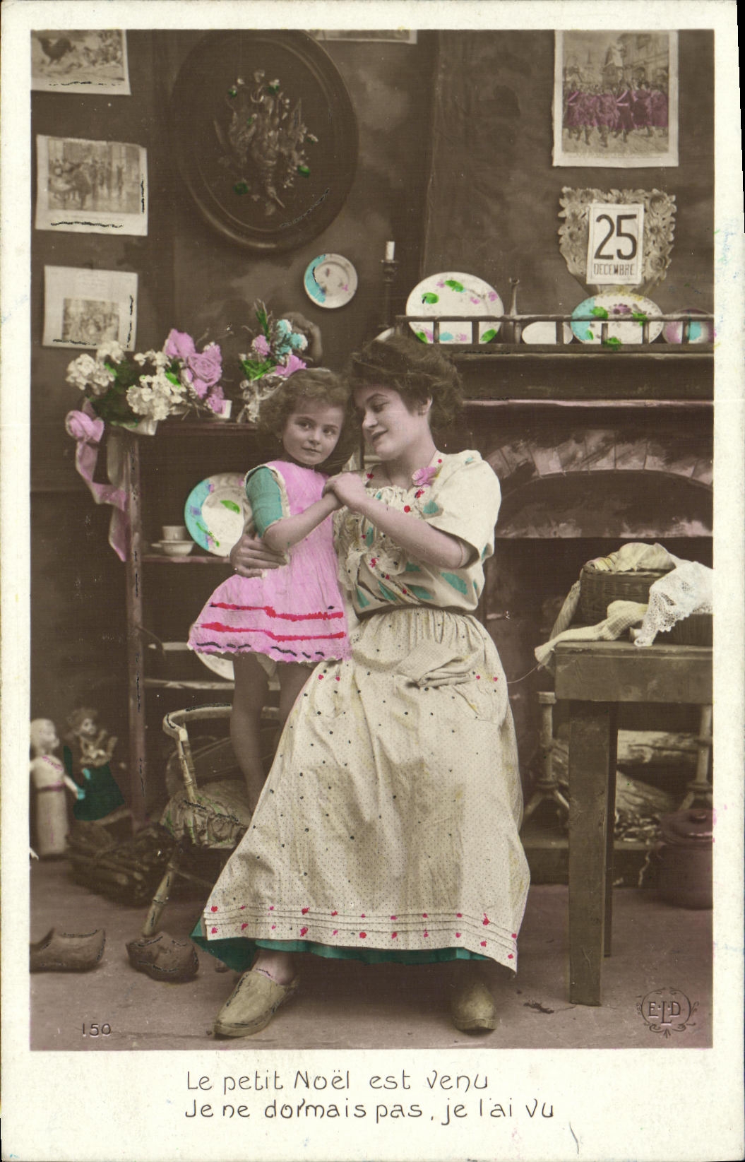 Femme et enfant dans une pièce décorée — Le petit Noël est venu — Éditeur E.P.D. n°150