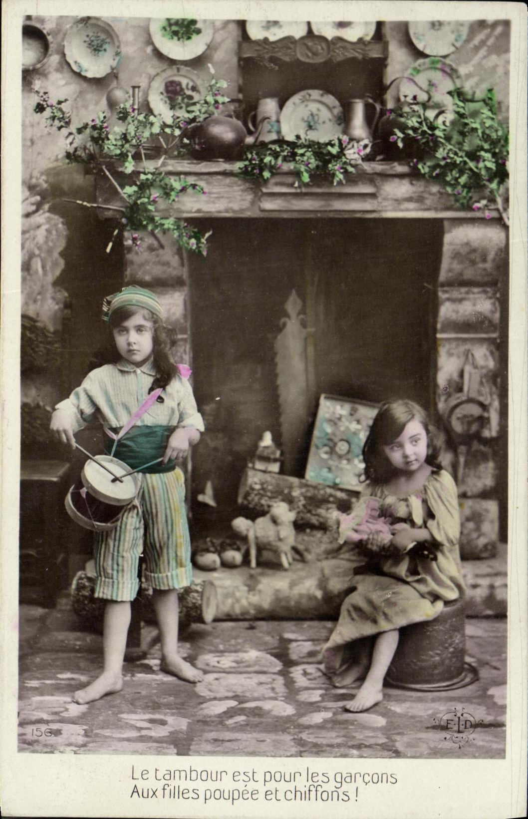 Deux fillettes dans une pièce décorée — texte imprimé : 'Le tambour est pour les garçons ! Aux filles poupée et chiffons !' — éditeur ELD, n° 156
