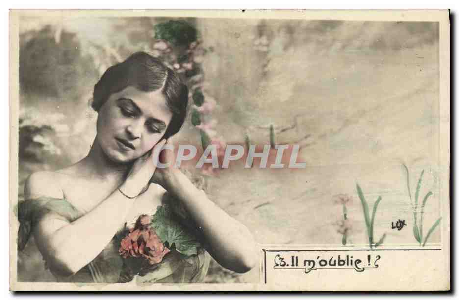 Jeune femme en robe de jardin — texte 'Il m'oublie !?' — éditeur Léon