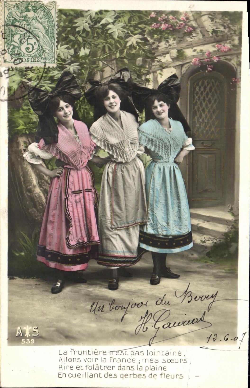 Trois jeunes filles en costume folklorique — Berry — éditeur ATS n°539